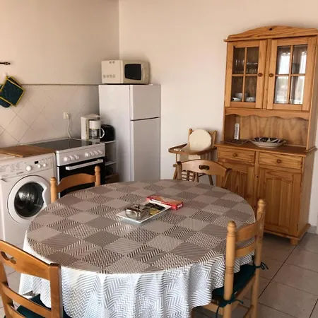 Maison De Pecheur Face A La Du Plan D'eau